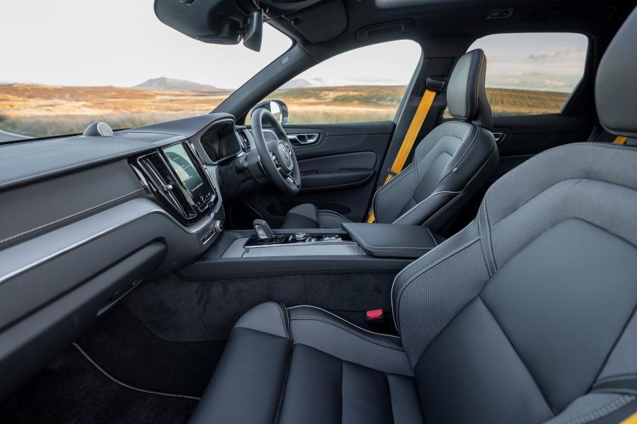 Интерьер Volvo XC60 T8 Polestar Engineered 2019 года  (UK) (фото 4 из 40)